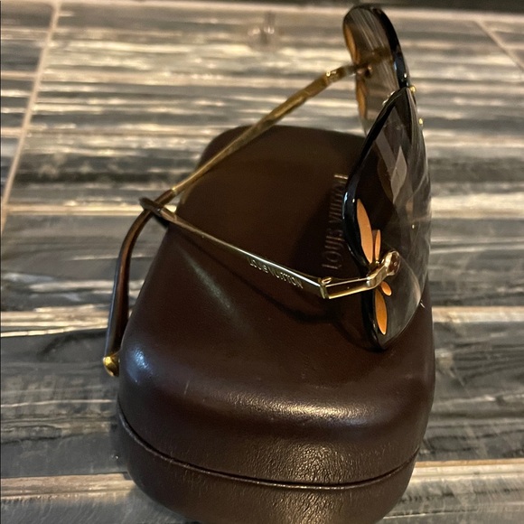 Louis Vuitton Gold and Brown Sunglasses - Picture 4 of 14